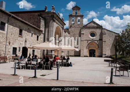 Spanien, Kirche San Nicolas de Bari, San Juan de Ortega. Albergue (Herberge) für Pilger auf der linken Seite. Stockfoto