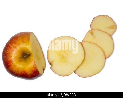 Ein großer roter Apfel in Keile geschnitten. Frische Früchte isolieren.glatt geschnittene ​​apple Keile Stockfoto