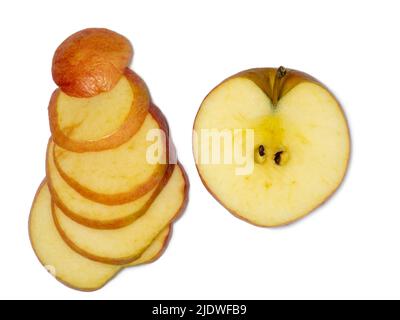 Ein großer roter Apfel in Keile geschnitten. Frische Früchte isolieren.glatt geschnittene ​​apple Keile Stockfoto