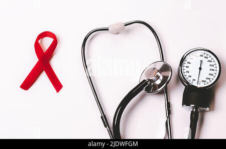 Rotes Band Mit Aids-Warnschild. Welt-Aids-Tag , 1. Dezember,HIV. Symbol für Bewusstsein, Nächstenliebe, Unterstützung bei Krankheit, Krankheit, krank. Medizinische Versorgung Stockfoto