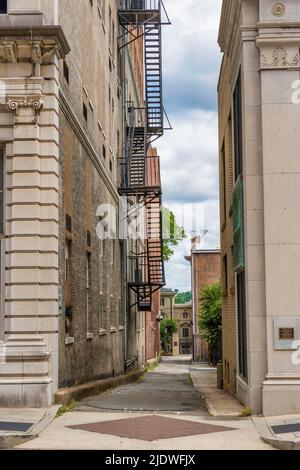 Knoxville, Tennessee, USA - 28. Mai 2022: Blick durch zwei Gebäude in der Innenstadt von Knoxville. Stockfoto