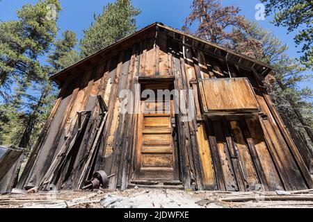 Blick auf die verlassene Bergbauhütte auf National Forest Land in der Nähe von Mammoth Lakes in den kalifornischen Sierra Nevada Bergen. Stockfoto