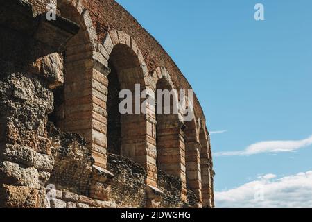 Herrlicher Blick auf die Arena von Verona in einem blauen Himmel. Ein römisches Amphitheater auf der Piazza Bra, Verona, Italien. Für Text platzieren. Stockfoto