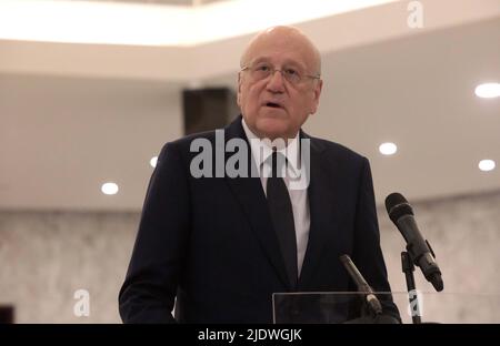 Beirut, Libanon. 23.. Juni 2022. Najib Mikati spricht auf einer Pressekonferenz, nachdem er am 23. Juni 2022 im Baabda-Palast in der Nähe von Beirut, Libanon, zum designierten Premierminister des Libanon ernannt wurde. Najib Mikati wurde am Donnerstag nach Konsultationen mit Parlamentsmitgliedern vom Präsidenten zum designierten Ministerpräsidenten des Libanon ernannt und forderte alle libanesischen Parteien auf, Differenzen beiseite zu legen und zusammenzuarbeiten, um den Libanon auf den richtigen Weg für eine Erholung zu bringen. Quelle: Bilal Jawich/Xinhua/Alamy Live News Stockfoto