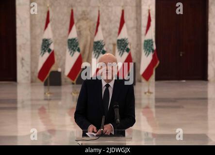 Beirut, Libanon. 23.. Juni 2022. Najib Mikati spricht auf einer Pressekonferenz, nachdem er am 23. Juni 2022 im Baabda-Palast in der Nähe von Beirut, Libanon, zum designierten Premierminister des Libanon ernannt wurde. Najib Mikati wurde am Donnerstag nach Konsultationen mit Parlamentsmitgliedern vom Präsidenten zum designierten Ministerpräsidenten des Libanon ernannt und forderte alle libanesischen Parteien auf, Differenzen beiseite zu legen und zusammenzuarbeiten, um den Libanon auf den richtigen Weg für eine Erholung zu bringen. Quelle: Bilal Jawich/Xinhua/Alamy Live News Stockfoto