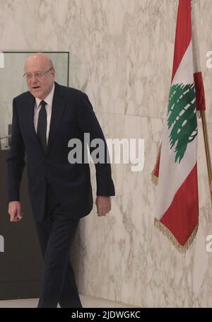 Beirut, Libanon. 23.. Juni 2022. Najib Mikati nimmt an einer Pressekonferenz Teil, nachdem er am 23. Juni 2022 im Baabda-Palast in der Nähe von Beirut, Libanon, zum designierten Premierminister des Libanon ernannt wurde. Najib Mikati wurde am Donnerstag nach Konsultationen mit Parlamentsmitgliedern vom Präsidenten zum designierten Ministerpräsidenten des Libanon ernannt und forderte alle libanesischen Parteien auf, Differenzen beiseite zu legen und zusammenzuarbeiten, um den Libanon auf den richtigen Weg für eine Erholung zu bringen. Quelle: Bilal Jawich/Xinhua/Alamy Live News Stockfoto