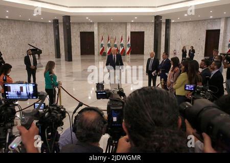 Beirut, Libanon. 23.. Juni 2022. Najib Mikati (C) spricht auf einer Pressekonferenz, nachdem er am 23. Juni 2022 im Baabda-Palast in der Nähe von Beirut, Libanon, zum designierten Premierminister des Libanon ernannt wurde. Najib Mikati wurde am Donnerstag nach Konsultationen mit Parlamentsmitgliedern vom Präsidenten zum designierten Ministerpräsidenten des Libanon ernannt und forderte alle libanesischen Parteien auf, Differenzen beiseite zu legen und zusammenzuarbeiten, um den Libanon auf den richtigen Weg für eine Erholung zu bringen. Quelle: Bilal Jawich/Xinhua/Alamy Live News Stockfoto