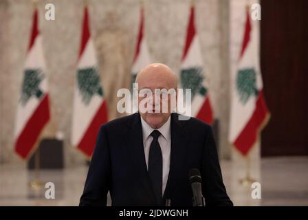 Beirut, Libanon. 23.. Juni 2022. Najib Mikati spricht auf einer Pressekonferenz, nachdem er am 23. Juni 2022 im Baabda-Palast in der Nähe von Beirut, Libanon, zum designierten Premierminister des Libanon ernannt wurde. Najib Mikati wurde am Donnerstag nach Konsultationen mit Parlamentsmitgliedern vom Präsidenten zum designierten Ministerpräsidenten des Libanon ernannt und forderte alle libanesischen Parteien auf, Differenzen beiseite zu legen und zusammenzuarbeiten, um den Libanon auf den richtigen Weg für eine Erholung zu bringen. Quelle: Bilal Jawich/Xinhua/Alamy Live News Stockfoto