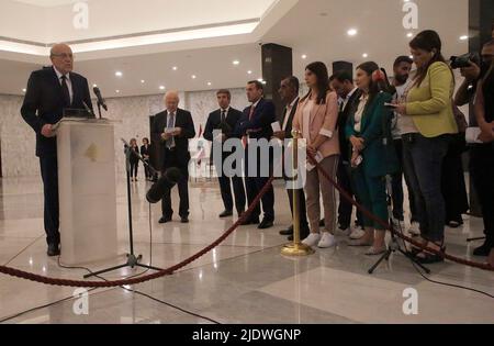 Beirut, Libanon. 23.. Juni 2022. Najib Mikati (1. L) spricht auf einer Pressekonferenz, nachdem er am 23. Juni 2022 im Baabda-Palast in der Nähe von Beirut, Libanon, zum designierten Premierminister des Libanon ernannt wurde. Najib Mikati wurde am Donnerstag nach Konsultationen mit Parlamentsmitgliedern vom Präsidenten zum designierten Ministerpräsidenten des Libanon ernannt und forderte alle libanesischen Parteien auf, Differenzen beiseite zu legen und zusammenzuarbeiten, um den Libanon auf den richtigen Weg für eine Erholung zu bringen. Quelle: Bilal Jawich/Xinhua/Alamy Live News Stockfoto