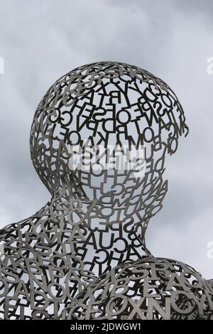 Kiew, Ukraine - 23. Juni 2012: Kiewer Skulpturenprojekt. Haus des Wissens von Jaume Plensa Stockfoto