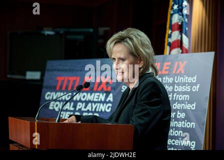 Die US-Senatorin Cindy Hyde-Smith (Republikaner von Mississippi) hält am Mittwoch, den 23. Juni 2022, im US-Kapitol in Washington, DC, eine Rede zum 50.. Jahrestag von Titel IX. Kredit: Rod Lamkey/CNP /MediaPunch Stockfoto