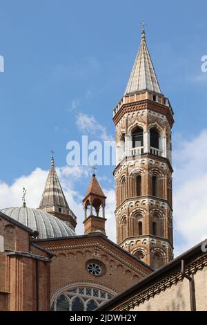 Detail eines Glockenturms der Basilika des heiligen Antonius in der Stadt Padua in der Region Venetien in Norditalien Stockfoto