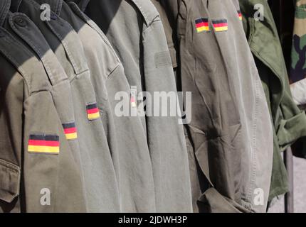 Grüne Tarnung Militärjacken der Bundeswehr Uniform mit den Flaggen Stockfoto