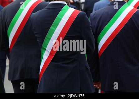 Elegante italienische Bürgermeister während der Veranstaltung mit dem Tricolor-Band Stockfoto