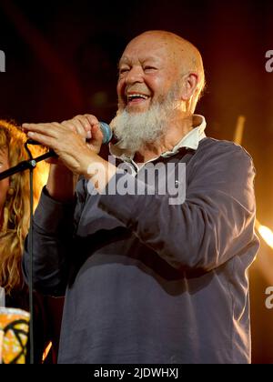 Glastonbury-Gründer Michael Eavis tritt mit seiner Band im William's Green Zelt während des Glastonbury Festivals auf der Worthy Farm in Somerset auf. Bilddatum: Donnerstag, 23. Juni 2022. Stockfoto