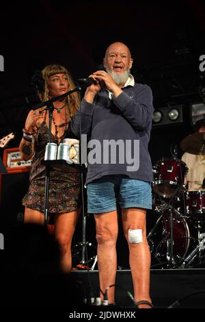 Glastonbury-Gründer Michael Eavis tritt mit seiner Band im William's Green Zelt während des Glastonbury Festivals auf der Worthy Farm in Somerset auf. Bilddatum: Donnerstag, 23. Juni 2022. Stockfoto