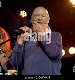 Glastonbury-Gründer Michael Eavis tritt mit seiner Band im William's Green Zelt während des Glastonbury Festivals auf der Worthy Farm in Somerset auf. Bilddatum: Donnerstag, 23. Juni 2022. Stockfoto