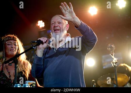 Glastonbury-Gründer Michael Eavis tritt mit seiner Band im William's Green Zelt während des Glastonbury Festivals auf der Worthy Farm in Somerset auf. Bilddatum: Donnerstag, 23. Juni 2022. Stockfoto