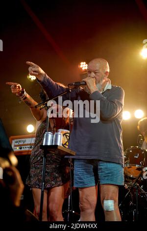 Glastonbury-Gründer Michael Eavis tritt mit seiner Band im William's Green Zelt während des Glastonbury Festivals auf der Worthy Farm in Somerset auf. Bilddatum: Donnerstag, 23. Juni 2022. Stockfoto