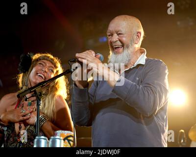 Glastonbury-Gründer Michael Eavis tritt mit seiner Band im William's Green Zelt während des Glastonbury Festivals auf der Worthy Farm in Somerset auf. Bilddatum: Donnerstag, 23. Juni 2022. Stockfoto