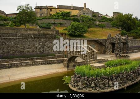 Das alte historische Bergdorf Stanjel in der Gemeinde Komen in Primorska im Südwesten Sloweniens. Vom Vordergrund aus gesehen Ferrari Garden Stockfoto