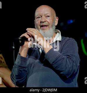 Glastonbury-Gründer Michael Eavis tritt mit seiner Band im William's Green Zelt während des Glastonbury Festivals auf der Worthy Farm in Somerset auf. Bilddatum: Donnerstag, 23. Juni 2022. Stockfoto