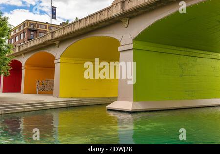 Knoxville, Tennessee, USA - 28. Mai 2022: Die Regenbogenfarben der Brücke der Clinch Avenue feiern den 40.. Geburtstag des World Fair Parks in der Innenstadt von Kn Stockfoto
