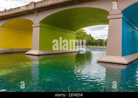 Knoxville, Tennessee, USA - 28. Mai 2022: Die Regenbogenfarben der Brücke der Clinch Avenue feiern den 40.. Geburtstag des World Fair Parks in der Innenstadt von Kn Stockfoto