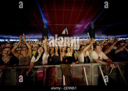 Die Menge beobachtet, wie der Glastonbury-Gründer Michael Eavis mit seiner Band im William's Green Zelt während des Glastonbury Festivals auf der Worthy Farm in Somerset auftrat. Bilddatum: Donnerstag, 23. Juni 2022. Stockfoto