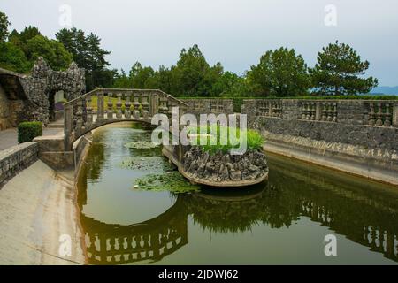 Der Teich im Ferrari-Garten im Dorf Stanjel in der Gemeinde Komen, Region Primorska, Westslowenien Stockfoto