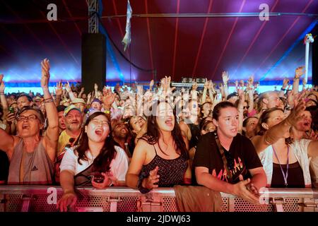 Die Menge beobachtet, wie der Glastonbury-Gründer Michael Eavis mit seiner Band im William's Green Zelt während des Glastonbury Festivals auf der Worthy Farm in Somerset auftrat. Bilddatum: Donnerstag, 23. Juni 2022. Stockfoto