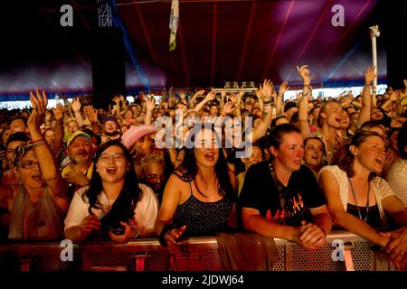 Die Menge beobachtet, wie der Glastonbury-Gründer Michael Eavis mit seiner Band im William's Green Zelt während des Glastonbury Festivals auf der Worthy Farm in Somerset auftrat. Bilddatum: Donnerstag, 23. Juni 2022. Stockfoto