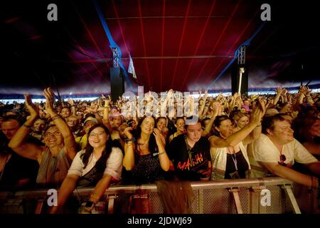 Die Menge beobachtet, wie der Glastonbury-Gründer Michael Eavis mit seiner Band im William's Green Zelt während des Glastonbury Festivals auf der Worthy Farm in Somerset auftrat. Bilddatum: Donnerstag, 23. Juni 2022. Stockfoto