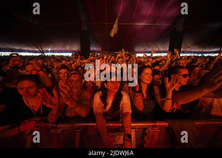 Die Menge beobachtet, wie der Glastonbury-Gründer Michael Eavis mit seiner Band im William's Green Zelt während des Glastonbury Festivals auf der Worthy Farm in Somerset auftrat. Bilddatum: Donnerstag, 23. Juni 2022. Stockfoto