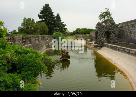 Der Teich im Ferrari-Garten im Dorf Stanjel in der Gemeinde Komen, Region Primorska, Westslowenien Stockfoto