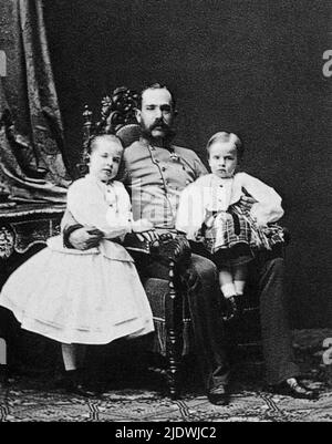 1904 , Wien , Österreich : der österreichische Kaiser FRANZ JOSEF ( Schönbrunn 1830 - 1916 ) , Kaiser von Österreich , König von Ungarn und Böhmen , Husbant der Kaiserin Elisabeth SISSI von Bayern . Auf diesem Foto mit den 2 Söhnen: GISELA ( 1856 - 1932 ) und RUDOLF ( 1858 - Selbstmord in Mayerling 1889 ) - FRANCESCO GIUSEPPE - JOSEPH - ABSBURG - ASBURG - ASBURGO - ADEL - NOBILI - NOBILTA' - REALI - HABSBURG - HASBURG - LIZENZGEBÜHREN - divisa militare - Militäruniform - figli - Bambini - Kind - Kinder ---- Archivio GBB Stockfoto