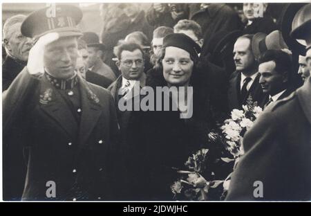 1934 , oktober , Bruxelles , Belgien : die Königin VON BELGIEN ( geborene Prinzessin von Schweden , Stockholm 17 november 1905 - tot im Autowrack in der Nähe von Kussnacht , Schweiz 29 august 1935 ) mit Ehemann König LEOPOLD III von Belgiern ( 1901 - 1983 ). Mutter des Königs der Belgier Baudoin ( 1930 - 1993 ) - Haus BRABANT - BRABANTE - Lizenzgebühr - nobili italiani - nobiltà - principessa reale - BELGIEN - pelliccia - Fell - Rosen - rosa - fiori - Blumen - fiore - Rose - cappello - Hut - Militäruniform - uniforme divisa militare - SVEZIA ---- Archivio GBB Stockfoto