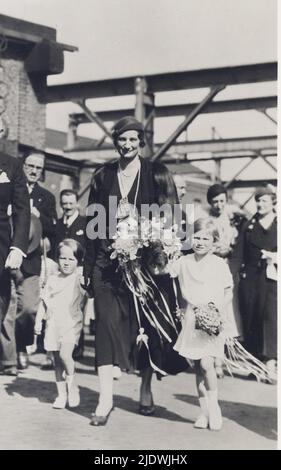 1934 ca. , Bruxelles , Belgien : die Königin VON BELGIEN ( geborene Prinzessin von Schweden , Stockholm 17 november 1905 - tot in Autowrack in der Nähe von Kussnacht , Schweiz 29 august 1935 ), verheiratet mit König LEOPOLD III von Belgiern ( 1901 - 1983 ), mit Tochter Joséphine Charlotte (Zukünftige Gran Dukesse von LUXEMBURG, geboren 1927) und der zukünftige König BAUDOIN von Belgien (BALDOVINO, 1930 - 1993) - Haus BRABANT - BRABANTE - Lizenzgebühr - nobili italiani - nobiltà - principessa reale - BELGIEN - Porträt - ritratto - perla - perle - Perlen - collana - Halskette - gioiello - gioielli Stockfoto