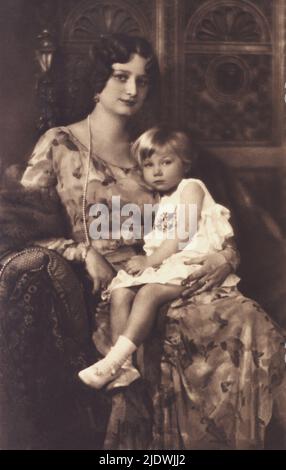 1931 ca. , Bruxelles , Belgien : die Königin VON BELGIEN ( geborene Prinzessin von Schweden , Stockholm 17 november 1905 - tot in Autowrack in der Nähe von Kussnacht , Schweiz 29 august 1935 ), verheiratet mit König LEOPOLD III von Belgiern ( 1901 - 1983 ), mit Tochter Joséphine Charlotte ( Zukünftige Gran Dukesse von LUXEMBURG , geboren 1927 ) - Haus BRABANT - BRABANTE - Lizenzgebühr - nobili italiani - nobiltà - principessa reale - BELGIEN - Porträt - ritratto - perla - perle - Perlen - collana - Halskette - gioiello - gioielli - Schmuck - Schmuck - Bijoux - Mamma madre e figlia - Motte Stockfoto