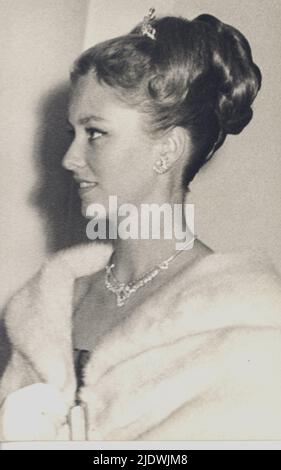 1959 ca. , Brüssel , Belgien: Die italienische Prinzessin von Liége PAOLA RUFFO DI CALABRIA di Liegi , Königin VON BELGIEN von 1993 ( geboren Forte dei Marmi , Italien 11 september 1937 ), verheiratet mit König ALBERT II von Belgien ( geboren 1934 ) - Haus BRABANT - BRABANTE - Lizenzgebühren - nobili italiani - nobiltà - principessa reale - BELGIEN - Portrait - ritratto - diamanti - diamante - brillanti - brillante - Diamands - collana - Halskette - gioiello - gioielli - Schmuck - Juwelen - Schmuck - Bijoux - pelliccia di Visone - Nerzpelz - profilo - Profil - chignon - tiara - diadema - orecchi Stockfoto