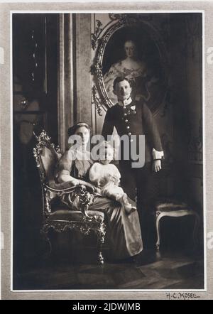 1914 ca. : Der letzte Kaiser Karl I. Franz Josef ( 1887 - 1922 ) von Österreich , König von Ungarn , mit seiner Frau ( ab 1911 ) Kaiserin Kaiserin ZITA Maria von BORBONE - PARMA ( Principessa di Parma , 1892 - 1989 ) , In diesem Porträt mit dem Kronprinz-Sohn OTTO (Ottone, geboren 1912). Foto von H. C. Kosel , Wienn - ASBURGO - HABSBURG - ABSBURGO - ABSBURG - ASBURG - Impero Austro-ungarico - UNGHERIA - Militäruniform - Uniform divisa militare - medaglie - Medaillons - Baffi - Schnurrbart - collana - Halskette - Tiara - Corona - Krone - Diadema - gioielli - gioiello - Juwel - Juwelen - Schmuck Stockfoto