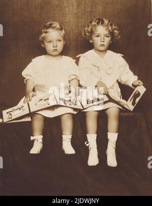 1916 ca. : Der Kronprinz-Sohn OTTO (Ottone, geboren 1912) und die kleine Schwester Erzherzogin ADELHEID (Adelaide, geboren 1914). Die ersten beiden Söhne durch den letzten Kaiser Kaiser Karl I. Franz Josef ( 1887 - 1922 ) von Österreich , König von Ungarn , und seine Frau ( ab 1911 ) Kaiserin Kaiserin ZITA Maria von BORBONE - PARMA ( Principessa di Parma , 1892 - 1989 ) . Foto von Atelier d' Ora , Wienn - ASBURGO - HABSBURG - ABSBURGO - ABSBURG - ASBURG - Impero Austro-ungarico - UNGHERIA - family - famiglia - ritratto - reali austriaci - Royalty austrian - nobili - Adel - nobiltà - BOURBON - Baby Stockfoto