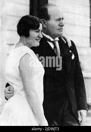 1927 , Rom , ITALIEN : der italienische Diktator Duce BENITO MUSSOLINI ( 1883 - 1945 ) mit Tochter EDDA ( 1910 - 1995 ), später Gräfin CIANO , verheiratet mit Galeazzo CIANO im Jahr 1930 .- FASCISMO - FASZISTA - FASCHISMUS - FASCHISMUS - profilo - Profil ---- Archivio GBB Stockfoto