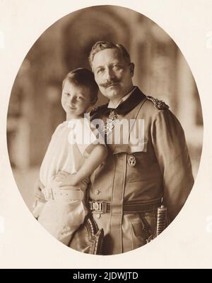 1910 , Potsdam , Deutschland : Ein seltenes Porträt des deutschen Kaisers und Königs von Preußen Kaiser WILHELM II. ( Guglielmo II ) HOHENZOLLERN ( Berlin 1859 - Doorn , Utrecht 1941 ) mit seinem Enkel WILHELM Friederich ( Marmorplais 4. juli 1906 - Nivelles , Frankreich 26. Mai 1940 ), verheiratet mit Dorothea von Salviati ( 1907 - 1972 ). Dieser Junge war der direkte Nachfolger des preußischen Throns, Wilhelm II. War sein Großvater, Aber offiziell verzichtet auf seine königlichen Rechte im Jahr 1933 während der nazistischen Zeit - Imperatore - Germania - Preußen - colletto - Kragen - Baffi - Schnurrbart - REALI - KÖNIGE - nobiltà - nobilit Stockfoto