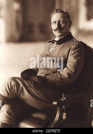 1910 , Potsdam , Deutschland : Ein seltenes Porträt des deutschen Kaisers und Königs von Preußen Kaiser WILHELM II. ( Guglielmo II ) HOHENZOLLERN ( Berlin 1859 - Doorn , Utrecht 1941 ) - Imperatore - Germania - Preußen - colletto - Kragen - Baffi - Schnurrbart - REALI - KÖNIGSFAMILIE - nobiltà - Adel - Portrait - ritratto - Militäruniform - uniforme militare divisa - decorazioni - medaglie - Medaillen - Dekorationen - PREUSSEN - GERMANIA - BELLE EPOQUE ---- Archivio GBB Stockfoto