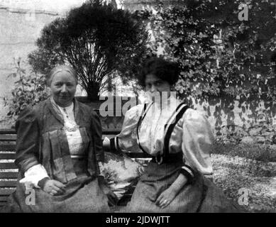 1906 ca. , Mailand , Italien : die gefeierte italienische Dichterin ADA NEGRI ( 1870 - 1945 ) mit der schwedischen Schriftstellerin ELLEN KEY im Garten der Casa Muggioni - POESIA - POETA - POETESSA - LETTERATURA - letterato - scrittore - LITERATUR - Portrait - ritratto - Giardino ---- Archivio GBB Stockfoto