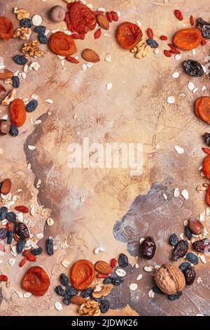 Gesunde Lebensmittel getrocknete Früchte. Pflaumen, getrocknete Aprikosen, Rosinen, Feigen, Nüsse. Draufsicht. Speicherplatz kopieren. Stockfoto