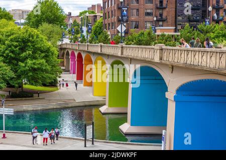 Knoxville, Tennessee, USA - 28. Mai 2022: Die Regenbogenfarben der Brücke der Clinch Avenue feiern den 40.. Geburtstag des World Fair Parks in der Innenstadt von Kn Stockfoto