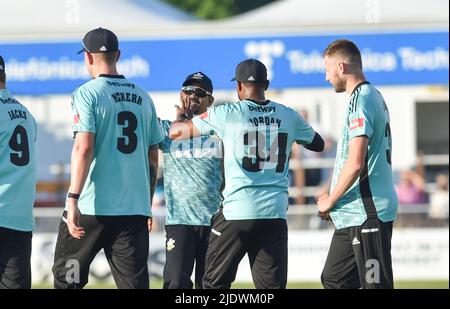 Hove UK 23. June 2022 - Surrey feiert, nachdem Chris Jordan Mohammad Rizwan von Sussex Sharks beim Vitality Blast-Spiel T20 zwischen Sussex Sharks und Surrey im Central County Ground Hove 1. ausgefahren hatte. : Credit Simon Dack / Alamy Live News Stockfoto