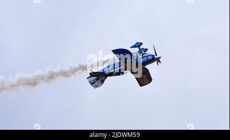 Pitts S-2 Spezial-Doppeldecker-Stunt-Flugzeug im Flug verkehrt herum. Stockfoto